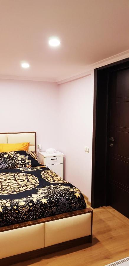 Bright And Cozy Apartment On Aghmashenebeli Avenue Tbilisi Exterior photo
