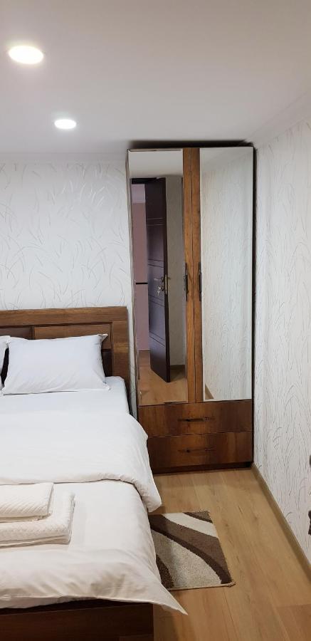 Bright And Cozy Apartment On Aghmashenebeli Avenue Tbilisi Exterior photo